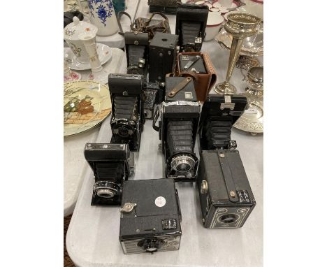 A COLLECTION OF VINTAGE CAMERAS TO INCLUDE BELLOW CAMERAS INCLUDING KODAK AND ENSIGN, BOX BROWNIES, ETC - 13 IN TOTAL 
