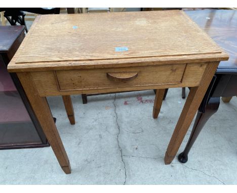 A MID 20TH CENTURY LIGHT OAK SIDE TABLE, 25" WIDE 