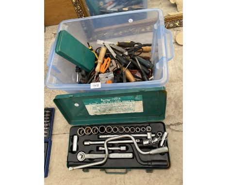 A LARGE ASSORTMENT OF TOOLS TO INCLUDE A SOCKET SET, CHISELS AND SCREW DRIVERS ETC 