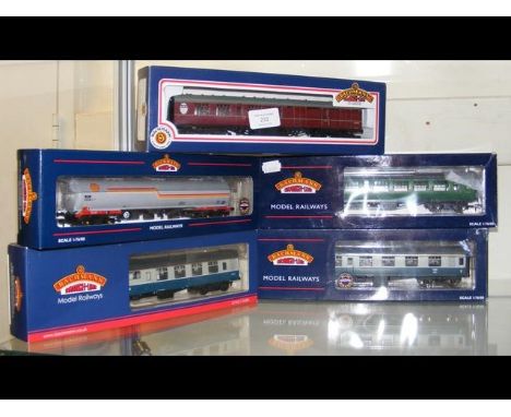Five boxed Bachmann carriages 