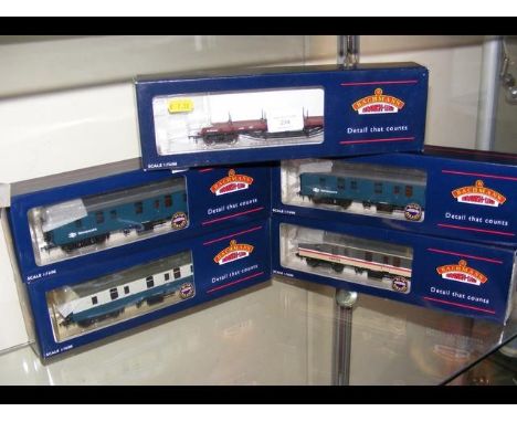 Five boxed Bachmann carriages 