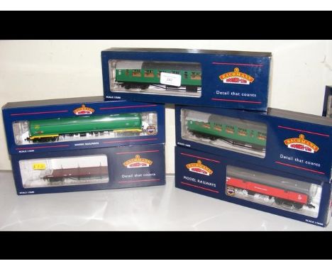 Five boxed Bachmann carriages 