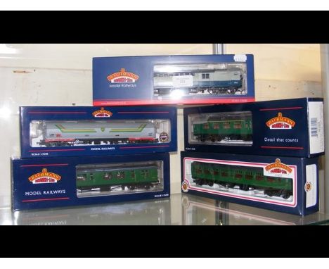 Five boxed Bachmann carriages 