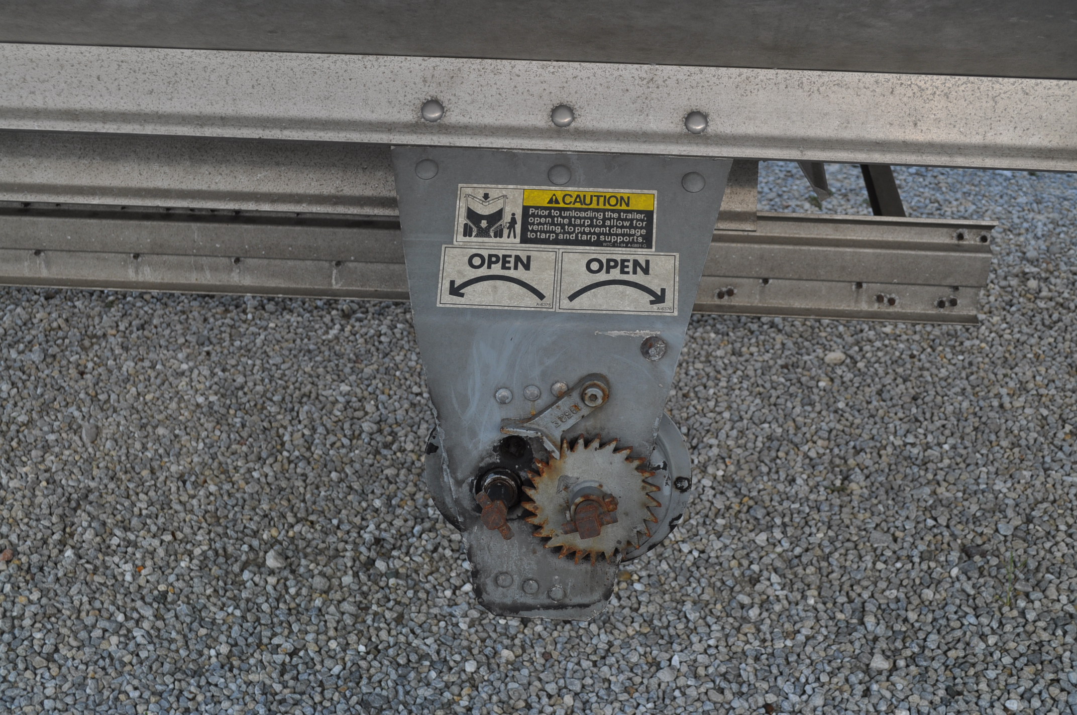 41ft 1999 Wilson Commander hopper trailer, 2 speed trap, air ride, roll