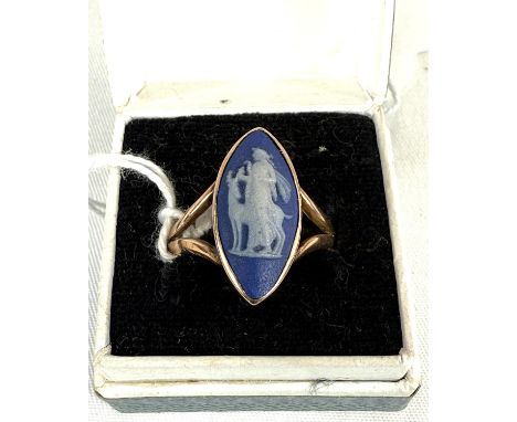 A 9ct hallmarked gold ring set with a Wedgwood cameo, size O, 2.6gms