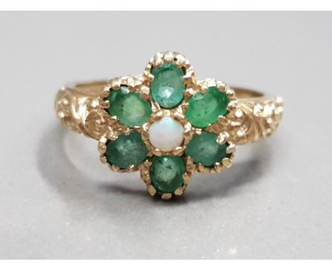 9CT YELLOW GOLD GREEN STONE CLUSTER RING SET WITH 6 GREEN STONES AND 1 OPAL SET IN THE CENTRE SIZE S 4.1G GROSS