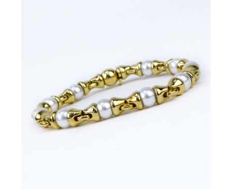 Bulgari 18 Karat Yellow Gold and Pearl Link Bracelet. Pearls measure 8mm. Signed, stamped 750, hallmark. Very good condition.