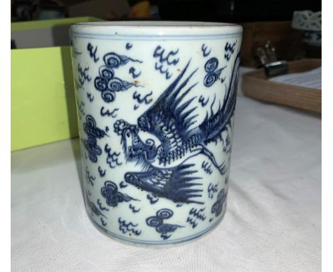 A Chinese blue and white ceramic brush pot, ht 12cm, diameter 10cm