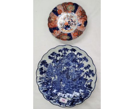 A Japanese Imari porcelain scalloped dish, 22 cm; a similar dish, 30 cm 