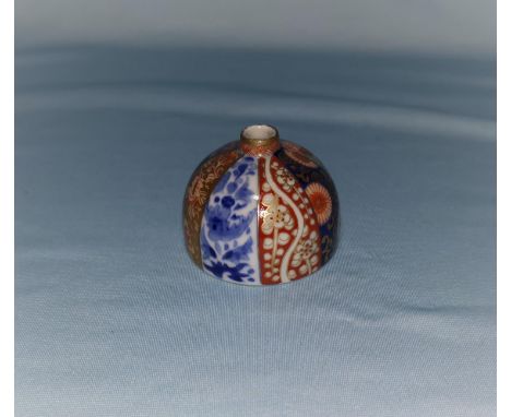 A Japanese Imari porcelain miniature Fukagawa inkpot, diameter 5 cm 
