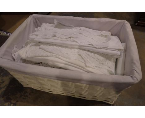 Mixed linen including netted examples. P&amp;P Group 2 (£18+VAT for the first lot and £3+VAT for subsequent lots) 
