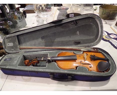 Modern childs violin with bow, body L: 30 cm. P&amp;P Group 3 (£25+VAT for the first lot and £5+VAT for subsequent lots) 