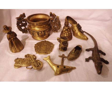 Small quantity of brass items  to include Welsh Ladies, shoe etc. P&amp;P Group 3 (£25+VAT for the first lot and £5+VAT for s