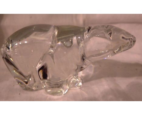 Hadeland glass Polar bear, L: 12 cm. P&amp;P Group 1 (£14+VAT for the first lot and £1+VAT for subsequent lots) 