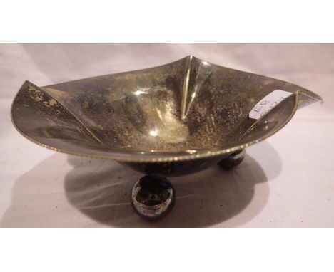 Silver plated bowl on three ball supports, D: 16 cm. P&amp;P Group 1 (£14+VAT for the first lot and £1+VAT for subsequent lot