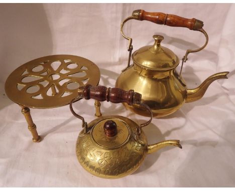 Brass trivet and two small kettles. P&amp;P Group 3 (£25+VAT for the first lot and £5+VAT for subsequent lots) 