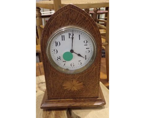 Oak cased inlaid mantle clock, H: 25 cm. Not available for in-house P&amp;P 