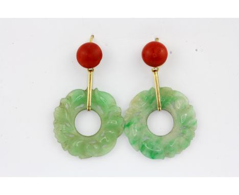 A pair of yellow metal drop eearrings set with coral and carved jadeite jade, L. 4.5cm.