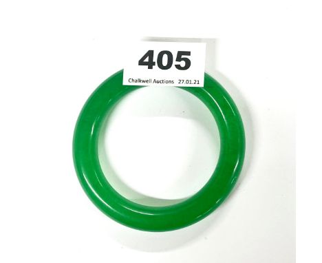 A 12.5mm dia. green jade bangle, internal dia. 5.8cm.