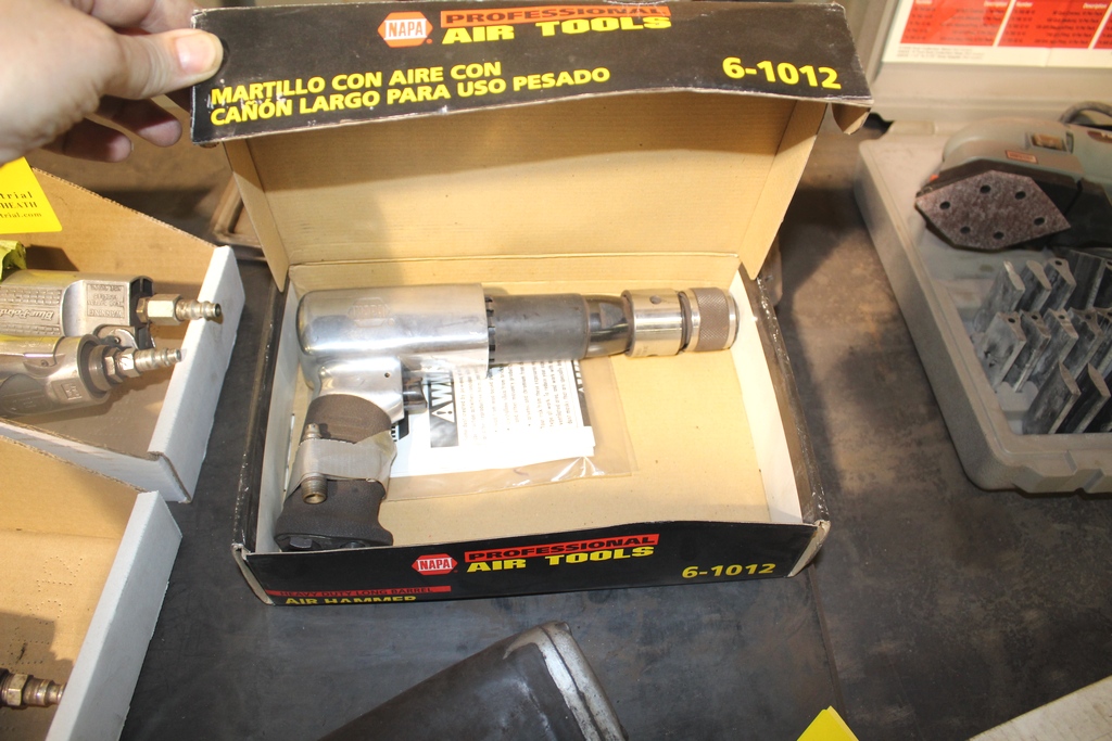 NAPA PROFESSIONAL AIR TOOLS MODEL 61012 HEAVY DUTY LONG BARREL AIRHAMMER