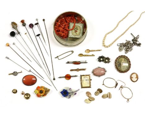 A collection of jewellery, to include a Victorian 9ct gold bar brooch (pin not gold), 2.52g, a single cufflink top (deficient