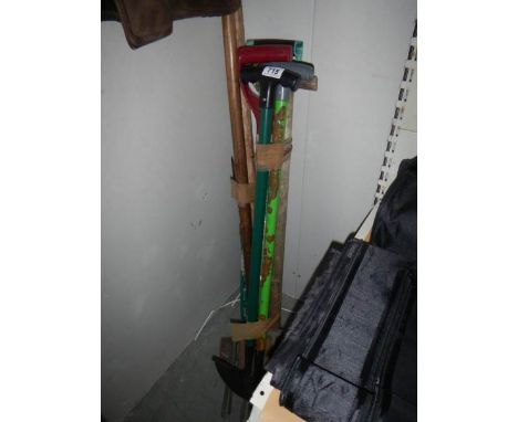 A quantity of garden tools, COLLECT ONLY.