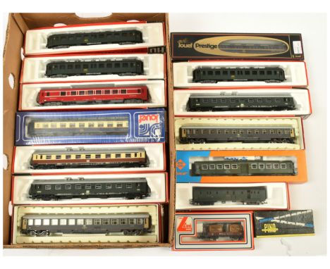Jouef, Lima, Roco group of boxed rolling stock. To include mainly coaches, Jouef 5302 CIWL Pullman 2nd class cream/blue; Lima