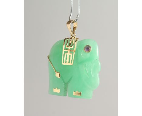 A 14CT GOLD JADE MOUNTED ELEPHANT PENDANT