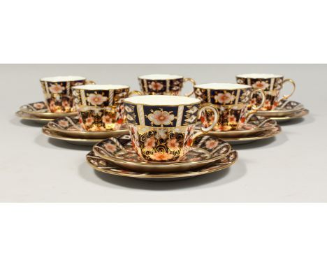 A SET OF SIX ROYAL CROWN DERBY JAPAN PATTERN CUPS, SAUCERS, AND SIDE PLATES (18)