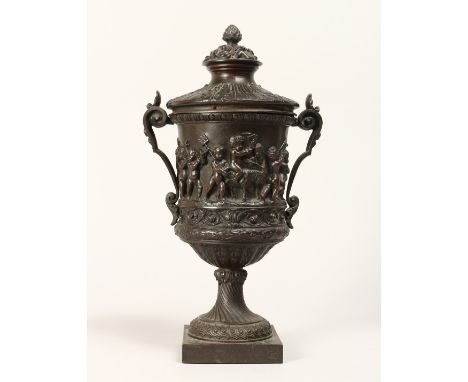 A VERY GOOD 19TH CENTURY TWO HANDLED CLASSICAL URN AND COVER on a square stand decorated with a band of cupids 12ins high.