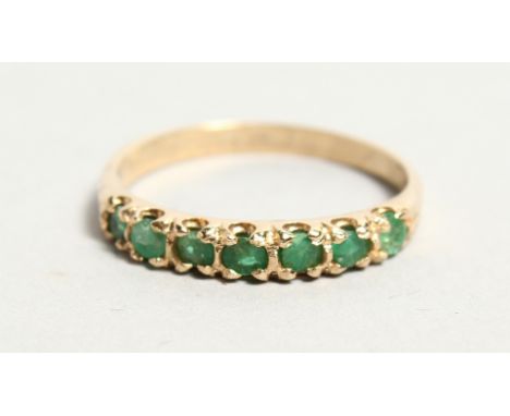 A GOLD EMERALD SET RING