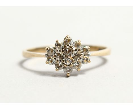 A 18CT GOLD AND DIAMOND CLUSTER RING.