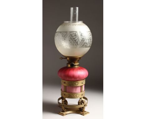 A  VERY GOOD VICTORIAN AESTHETIC MOVEMENT BRASS OIL LAMP, with pink lustre glass oil reservoir supported by two bands with st