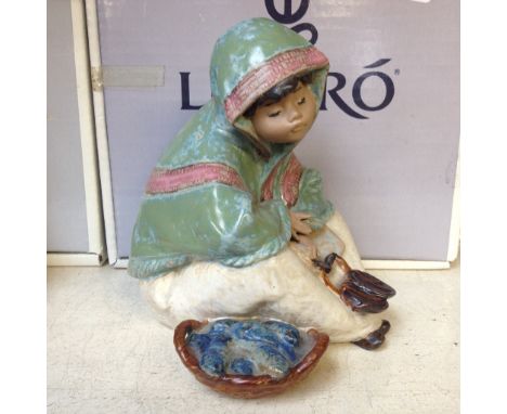 LLADRO FIGURE FISH VENDOR WITH BOX 16CM