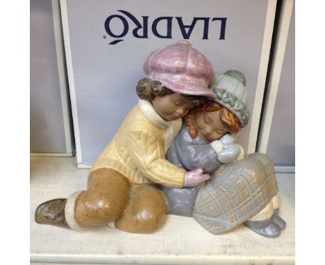 LLADRO FIGURE A SWEET GESTURE WITH BOX 18CM