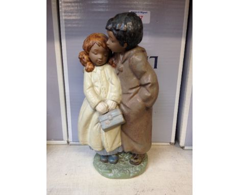 LLADRO FIGURE A MOMENT OF TENDERNESS WITH BOX. 26CM