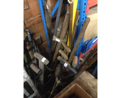 VARIOUS BUNDLES OF GARDEN TOOLS AND A BRASS JAM PAN