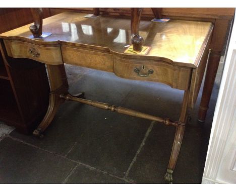 A REPRODCUTION MAHOGANY SOFA TABLE. W102CM D60CM H72CM