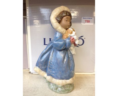 LLADRO FIGURE KEEP ME WARM WIT BOX 20CM
