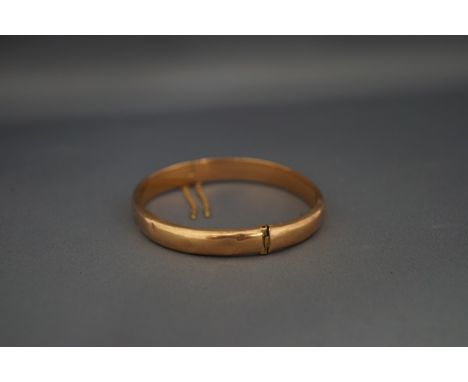 A 9 carat gold hollow hinged bangle, 8.5 g gross