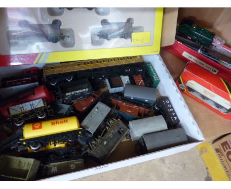 Collection of Hornby Railway carriages along with boxed Hornby Six wheel insulated milk van, 00 Guage Triple mineral wagon pa