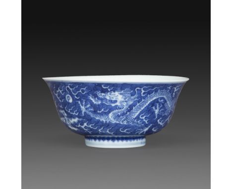 COUPEen porcelaine émaillée en bleu sous couverte, à décor en réserve de deux dragons à cinq griffes poursuivant la perle sac