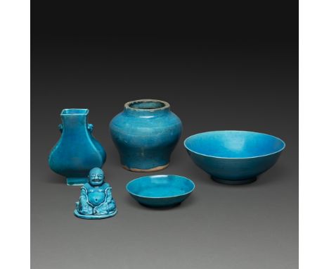 SUITE DE CINQ PIÈCESen porcelaine et grès émaillé bleu turquoise, comprenant une jarre, un bouddha assis, une coupe, un vase 