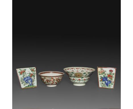 SUITE DE QUATRE PIÈCESen porcelaine et émaux polychromes de la famille verte, comprenant deux bols et deux plaques, à décor f