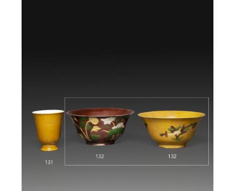 SUITE DE DEUX BOLSen porcelaine et émaux sancai vert, blanc et jaune, à décor de fleurs de nénuphar et tiges florales, l'un s