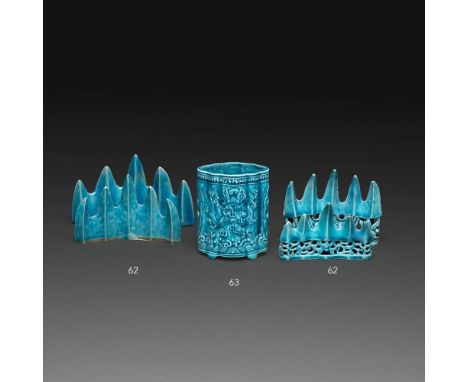 PETIT POT À PINCEAUX POLYLOBÉen grès émaillé bleu turquoise, à décor de dragons et vagues écumantes sur les deux faces, les c