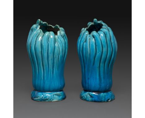 PAIRE DE VASES en grès émaillé bleu turquoise, reprenant la forme d'une main de bouddha.(Fêles de cuisson, défaut d'émail).Ch