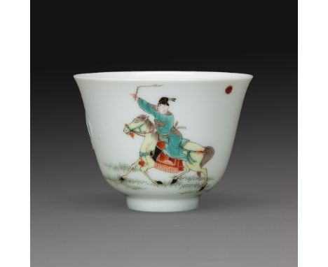 SORBETen porcelaine et émaux polychromes dans le style de la famille verte, représentant un cavalier sur sa monture suivi de 
