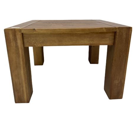 Square pine coffee/lamp tableDimensions: Height:&nbsp;40cm&nbsp; Length/Width:&nbsp;60cm&nbsp; Depth/Diameter:&nbsp;60cm