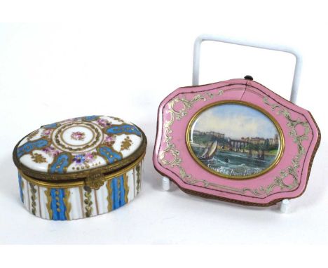 An Early Victorian Purse, the pink enamel end panels inset to the front with a view of Scarborough from the sea, 7.5cm long; 